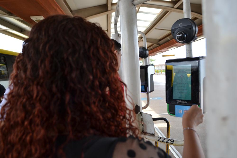 Capa da notícia: Pagamento digital no transporte público do DF completa um ano com implementação em 100% das linhas